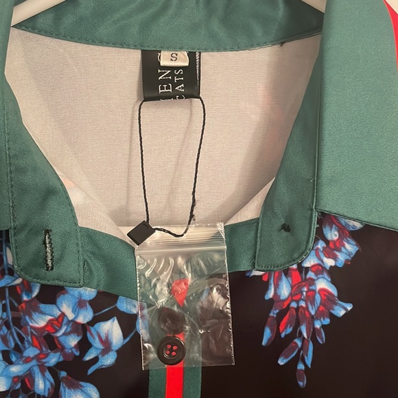 NWOT Beautifully patterned button down - Picture 6 of 6